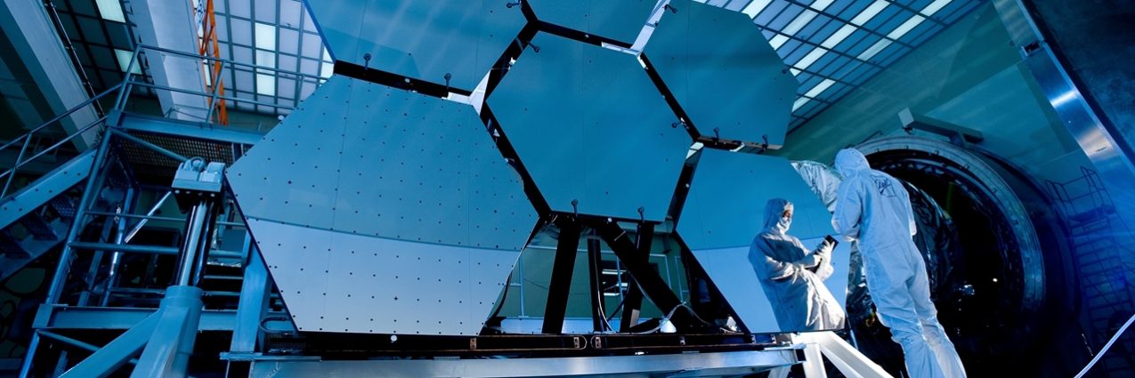 high-angle-view-of-a-man-256381 tecnología tech 5g aumentada
