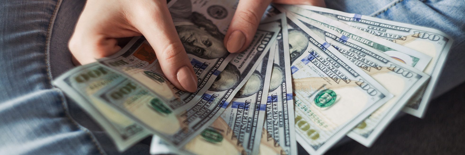 person-holding-100-us-dollar-banknotes-2068975 dinero exito negocio ganancia